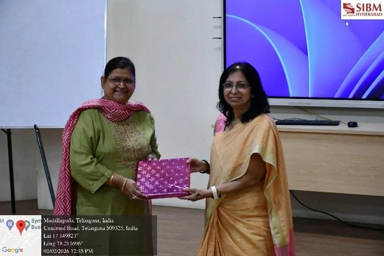 felicitation_of_the_guest_speaker_by_in_house_faculty_in_charge