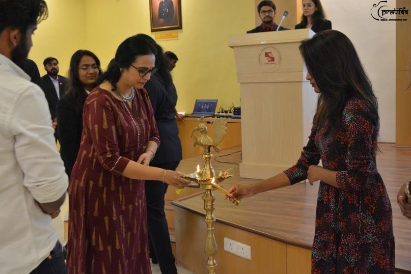 Lighting of the lamp by guest 