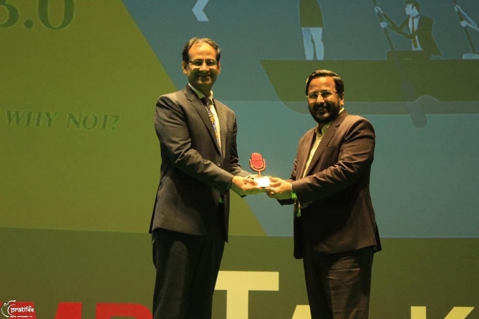 Mr. Vijay Sharma being felicitated by Dr. Ravi Kumar Jain