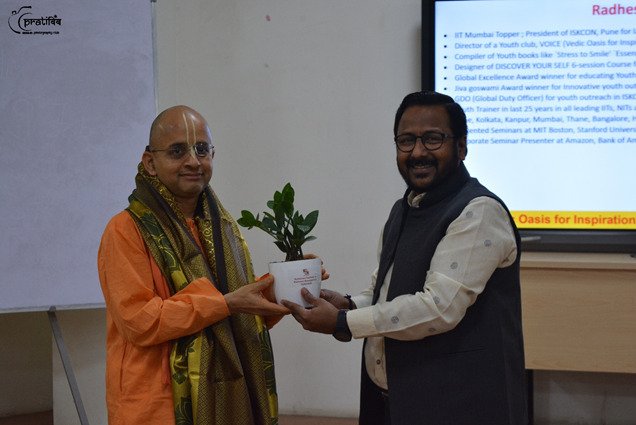 Dr. Ravi Kumar Jain felicitating Sriman Radheshyam Dasji