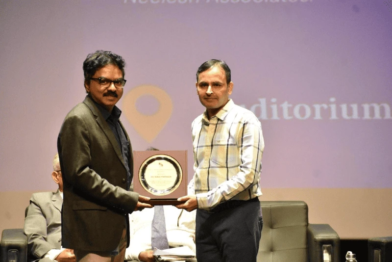Dr. Hariprasad Soni felicitating CA Bala Prakash