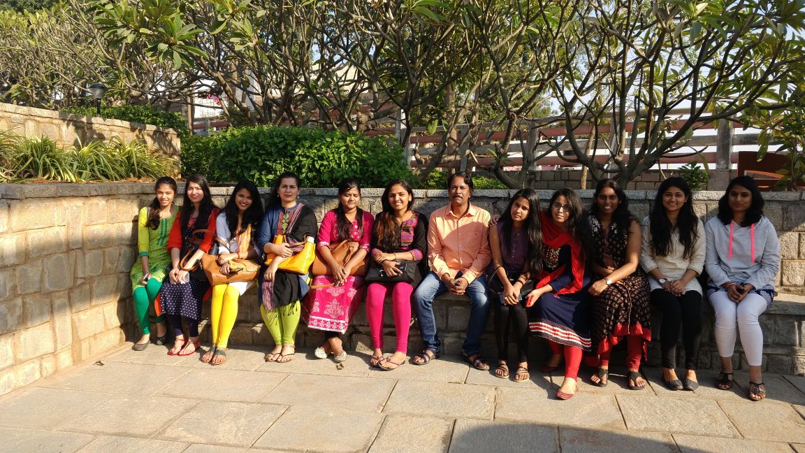 Group photo of SIBM out door visiting at Buddha Temple